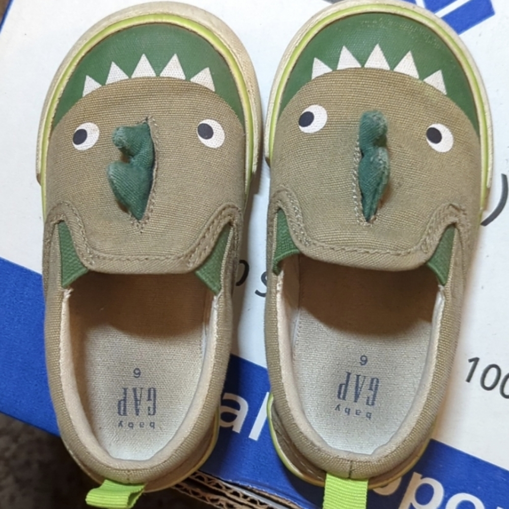 Baby Gap Green Dinosaur slip on shoes size 6 - Picture 1 of 3